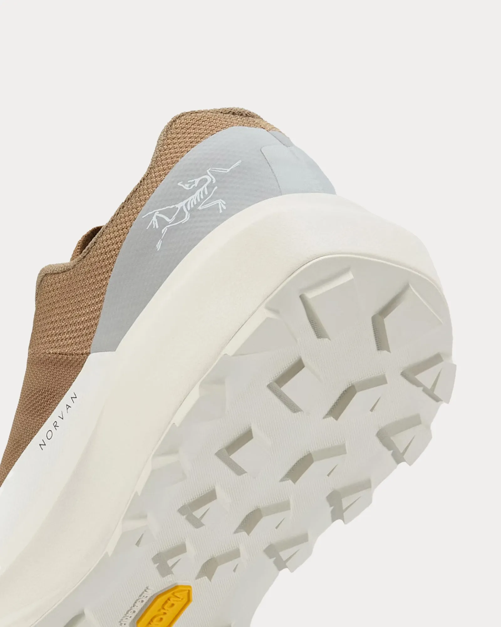 Norvan LD 4 Dk Canvas / Dk Arctic Silk Running Shoes